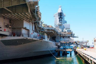 San Diego, California - 16 Nisan 2024: San Diego 'daki USS Midway Uçak Gemisinin yan görüntüsü
