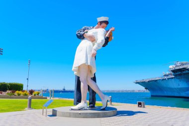 San Diego, California - 16 Nisan 2024 Öpüşen Denizci Heykeli ve USS Midway Sunny Day