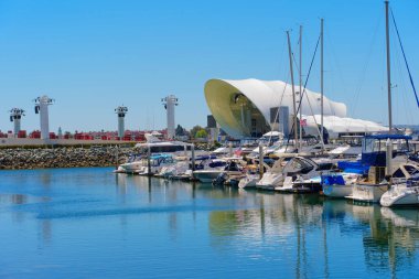 San Diego, California - 16 Nisan 2024: Rady Shell müzik merkezinin modern binasıyla San Diego marinasına yanaşan teknelerin görüntüsü.