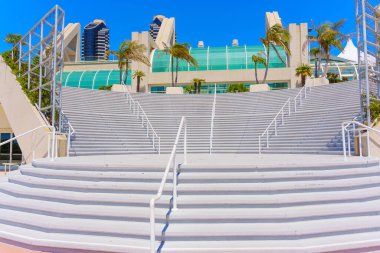 San Diego Kongre Merkezi Girişine Giden Geniş Adımlar