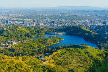 Los Angeles, Kaliforniya - 16 Nisan 2024: Hollywood Rezervuarı ve LA şehir manzarası Lee Dağı 'ndan görüldü