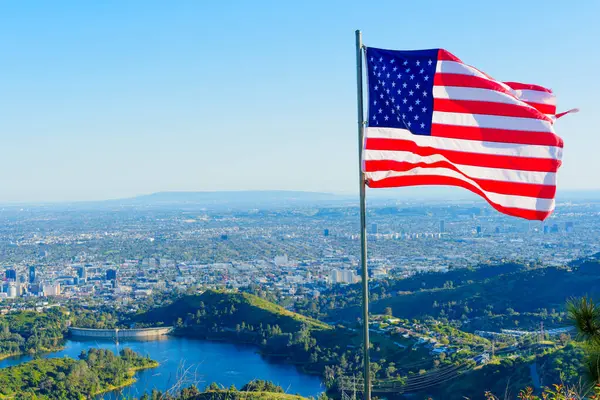 Arka planda Los Angeles Şehri ile Amerikan Bayrağı Dalgalanıyor