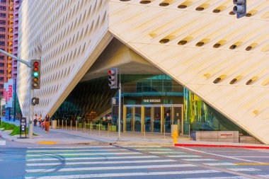 Los Angeles, California - 10 Nisan 2024: Modern mimari ve eşsiz tasarım sergilenen Kaliforniya 'daki Geniş Müze Girişi.