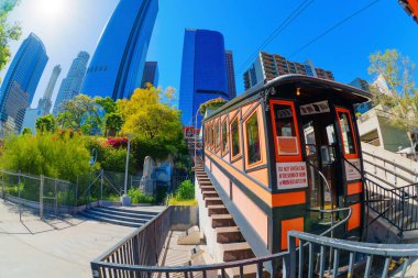 Los Angeles, California - 10 Nisan 2024: Angels Flight füniküler arabası daha düşük istasyonda, detaylı manzaralı, çağdaş gökdelenler ve yeşilliklerle çevrili. Los Angeles 'ta tarih ve modernliğin karışımı..