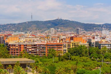Barcelona ve Dağlarının Panoramik Görünümü