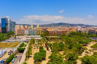 Şehir binaları ve geniş yeşil parkların ahenkli karışımını vurgulayan çarpıcı hava manzarası. Canlı renkler Barcelona 'nın dinamik şehir manzarasını ve eğlence alanlarını gösteriyor.