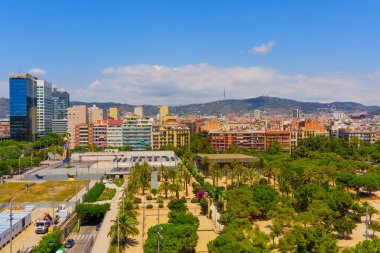 Bereketli yeşil alanlar, konut binaları ve dağ manzaralı güzel şehir manzarası. Barselona 'nın hayat dolu atmosferinde doğal güzelliğin ve şehir hayatının mükemmel bir karışımı..