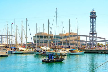 Barcelona, İspanya - 16 Temmuz 2024: Barcelona Limanı 'ndaki Yelkenliler ve Modern Köprü