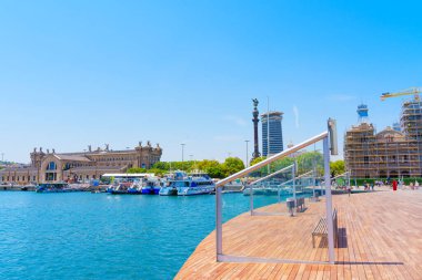 Barcelona, İspanya - 16 Temmuz 2024: Barcelona Limanı 'ndaki Tarihi Simgelerin Manzarası