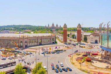 Barselona, İspanya - 11 Temmuz 2024: Casa Batll 'nin sanatsal cephesi canlı renkler ve stil sergiliyor