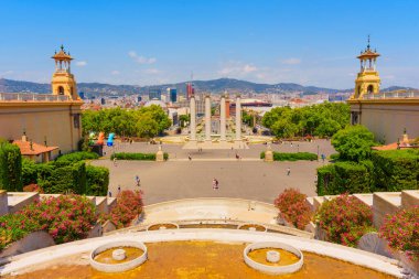 Barcelona, İspanya - 16 Temmuz 2024: Palau Nacional Basamaklarından Nefes Kesen Şehir Görünümü