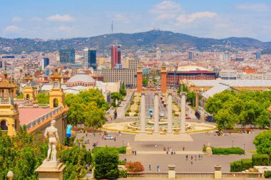 Barselona, İspanya - 16 Temmuz 2024: Yükseltilmiş gözden geçirme, dört sütun, sihirli çeşme ve yemyeşil ikiz kulelerin yanında ikonik ikiz kuleleri sergilenen Barcelona 'nın çarpıcı manzarasını sunar