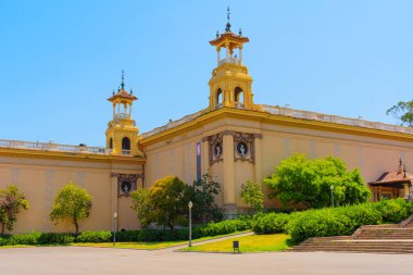 Barselona, İspanya - 16 Temmuz 2024: Dekoratif unsurlarla birlikte Palau Nacional 'ın yan yapısı.