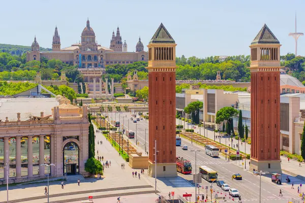 Barcelona, İspanya - 16 Temmuz 2024: Palau Nacional 'in Önündeki İkonik Venedik Kuleleri