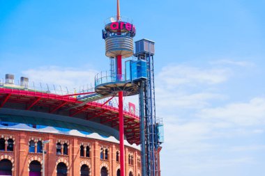 Barcelona, İspanya - 16 Temmuz 2024: Arenas de Barcelona Açık Mavi Gök Altında Dış Cam Asansör