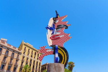 Barselona, İspanya - 16 Temmuz 2024: Parlak Mavi Gökyüzüne Karşı Barselona Heykeli