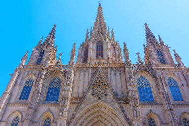 Barselona, İspanya - 16 Temmuz 2024: Barcelona 'daki gotik katedral kuleleri ve cephesi.