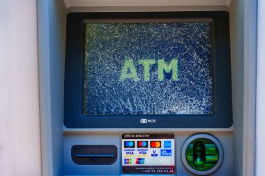 Barselona, İspanya - 16 Temmuz 2024: ATM Mesajı Gösteren Hasarlı ATM Ekranı