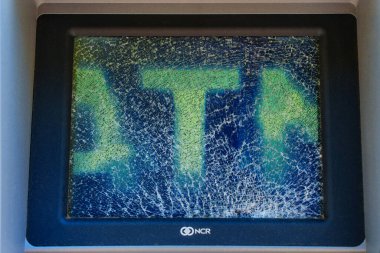 Barselona, İspanya - 16 Temmuz 2024: Kırık Cam Görüntülü ATM Ekranı