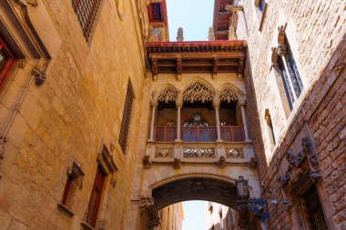 Barcelona 'daki tarihi mimarinin süslü detaylarını vurgulayan, şehrin kültürel mirasının güzelliğini ve zenginliğini yansıtan yukarı doğru bir bakış açısı.