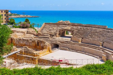 Tarragona 'nın etkileyici amfi tiyatro kalıntıları yemyeşil ve kıyı manzaralarıyla çerçevelenmiştir..