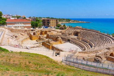 Tarragona, İspanya 'daki antik Roma amfitiyatro harabelerinden muhteşem kıyı manzarası..