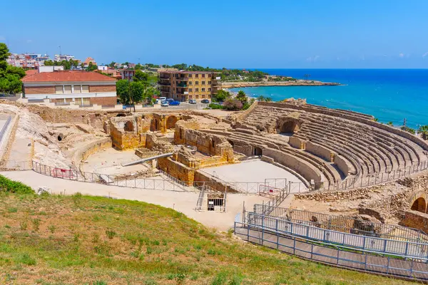 Tarragona, İspanya 'daki antik Roma amfitiyatro harabelerinden muhteşem kıyı manzarası..