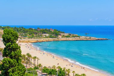 Güneşli Tarragona Sahili Palmiye ağaçları ve berrak sularıyla