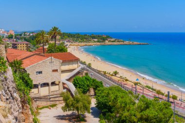 Sahil yolu ve binaları olan büyüleyici Tarragona Sahili