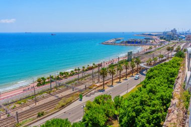 Tarragona Sahili 'nin Demiryolu ve Palmiye Ağaçlarıyla Havadan Görünümü