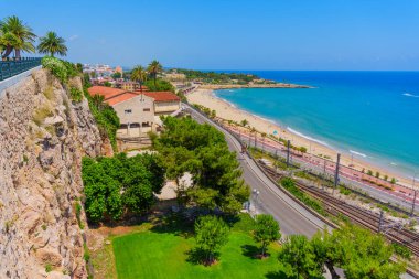 Yeşillik ve Kıyı Yollu Tarragona Plajı