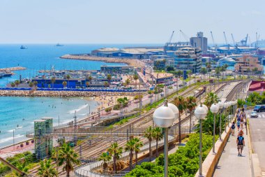 Tarragona, İspanya - 15 Temmuz 2024: Tarragona Sahil ve Harbor 'un Manzarası