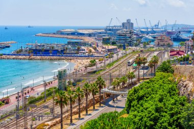 Tarragona, İspanya - 15 Temmuz 2024: Palmiye Ağaçları ve Plajlı Tarragona Sahil Demiryolu
