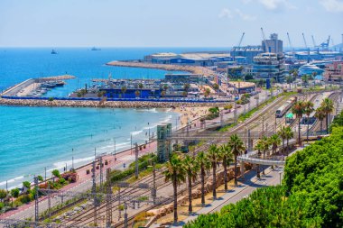 Tarragona, İspanya - 15 Temmuz 2024: Tarragona Sahili boyunca Tren Rayları
