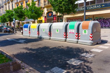 Tarragona, İspanya - 15 Temmuz 2024: Tarragona Şehir Merkezi 'nde Renkli Çöp Kutuları