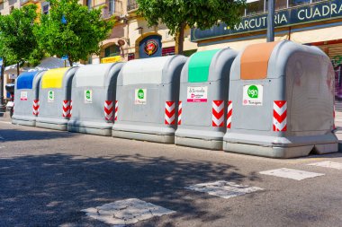 Tarragona, İspanya - 15 Temmuz 2024: Tarragona Caddesi boyunca Atık Toplama Kutuları