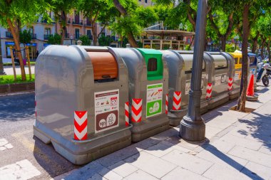 Tarragona, İspanya - 15 Temmuz 2024: Tarragona Sokak Sahnesi 'nde Renkli Geri Dönüşüm Kutuları