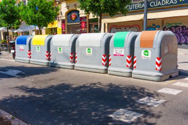 Tarragona, İspanya - 15 Temmuz 2024: Tarragona 'nın Kentsel Alanında Geri Dönüşüm Kutuları