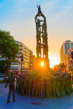 Tarragona, İspanya - 9 Temmuz 2024: Tarragona 'daki İnsan Kulesi Heykeli Altın Saati