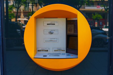 Tarragona, İspanya - 15 Temmuz 2024: Tarragona 'nın Şehir Manzarasında Canlı Yüz Tanıma ATM Kurumu