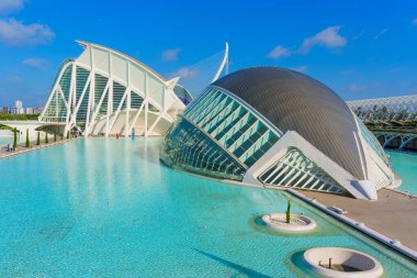 İspanya, Valencia 'daki gök mavisi gökyüzü ve dingin sulara karşı kurulan Sanat ve Bilim Şehri' nin çarpıcı mimari özelliklerinin panoramik hava görüntüsü.