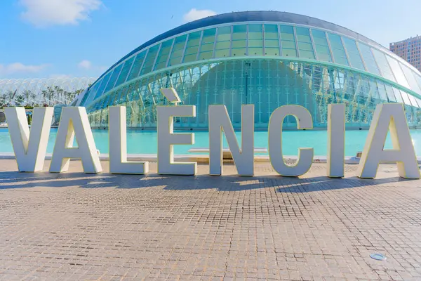 Valencia 'nın güzelliğini ve ruhunu yansıtan, okyanus tarafından yerleştirilmiş' Valncia 'harflerinin geniş bir görüntüsü. Turizm ve şehir tanıtımı için ideal