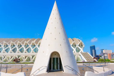 Valencia, İspanya - 12 Temmuz 2024: Sanat ve Bilim Şehri Konik Kaldıraç Şaftı