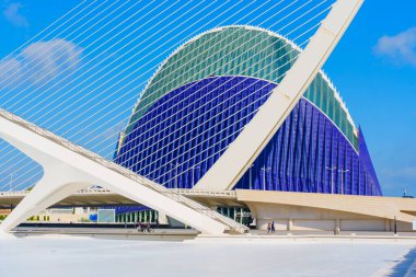 Valencia, İspanya - 12 Temmuz 2024: Assut de l 'Or Köprüsü ve Agora Binası Açık Mavi Gökyüzüne Karşı Seti