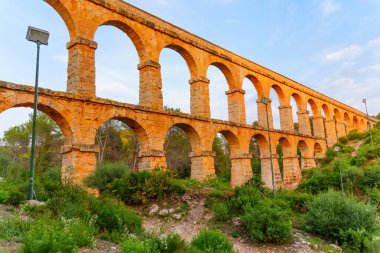Tarragona 'da kemerli seytan köprüsü su kemeri