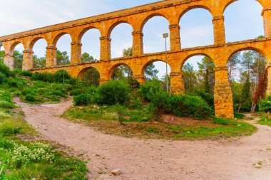 Tarragona 'daki Roma su kemerine giden yol.