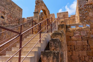 Tarragona Harabelerinde Merdiven ve Tarihi Archway