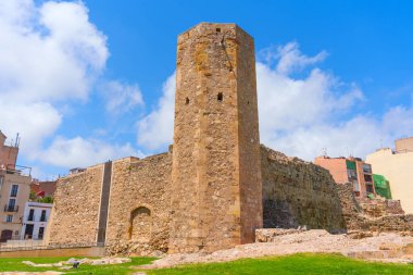 Modern şehirle çevrili Tarragona Roma Sirk Kulesi