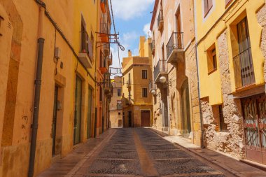 Tarragona, İspanya - 14 Temmuz 2024: Tarragona 'da Büyüleyici Dar Sokak