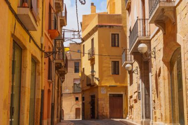 Tarragona, İspanya - 14 Temmuz 2024: Parlak Renkli Sokak Geleneksel İspanyol Mimarisi